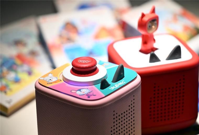 Eltern aufgepasst: Neue Toniebox bringt mehr Speicher und Spiele-Option Neue Toniebox-Modelle stehen auf einem Tisch. Die Toniebox ist für Kinder konzipiert und wird seit 2016 verkauft. Figuren, sogenannte Tonies, können dabei auf eine würfelförmige, akkubetriebene Box gesetzt werden, um Inhalte wie Hörspiele und Musik abzuspielen oder etwas Eigenes aufzunehmen.