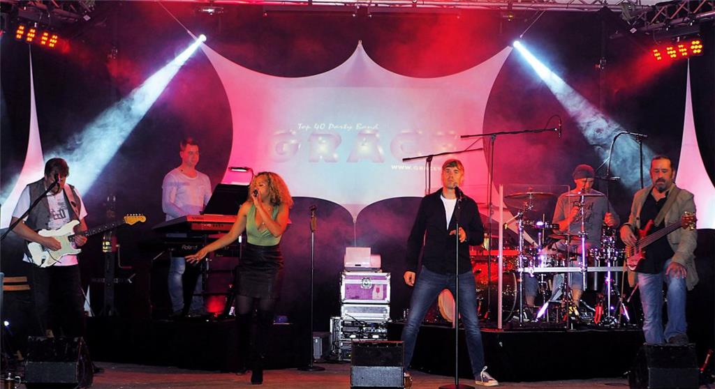Die Top 40 Band "Grace" eröffnete am Freitagabend das musikalische Programm des 243. Neuenwalder Herbstmarktes. Foto: Stehn