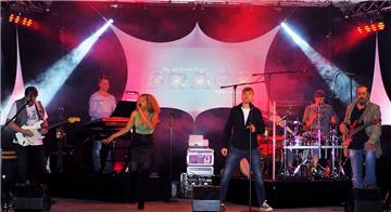 Die Top 40 Band "Grace" eröffnete am Freitagabend das musikalische Programm des 243. Neuenwalder Herbstmarktes. Foto: Stehn