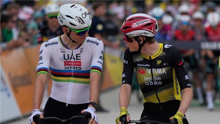 Die Top-Stars und Konkurrenten Tadej Pogacar (L) und Jonas Vingegaard unterhalten sich vor dem Start der 112. Tour de France.