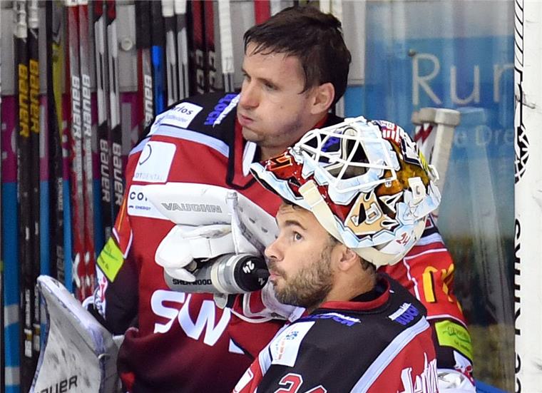 Die Torhüter Tomas Pöpperle und Jaroslav Hübl von den Fischtown Pinguins.  Morgen geht es gegen die Ice Tigers. 