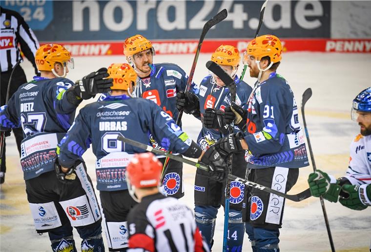 Urbas trifft doppelt beim Sieg in Schwenningen Die Tormaschine der Pinguins ist ordentlich ins Laufen gekommen.