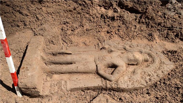 Kambodscha: Archäologen entdecken uralte Statuen in Angkor Die Torwächter sind rund einen Meter groß und wurden am Nordeingang von Angkor Thom entdeckt.