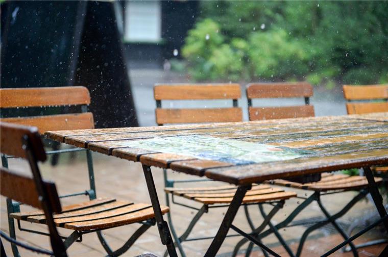 Tourismusabgabe in Wurster Nordseeküste: Gastronomen sind sauer Die Tourismusbeiträge für Gastronomen werden in Wurster Nordseeküste nach Sitzplätzen berechnet, auch wenn die bei schlechtem Wetter frei bleiben. In der Kurzone I mit Dorum und Wremen sollen sie um rund 85 Prozent steigen; in allen anderen Orten um knapp 55 Prozent.