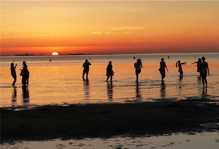 Ein bißchen Malle für Cuxhaven? Kommt eine Partyzone am Strand? Die Tourismuswirtschaftsgemeinschaft plant, einen Strandabschnitt in Cuxhaven zur Partyzone für junge Menschen zu erklären. Damit soll die Attraktivität von Cuxhaven gesteigert werden.