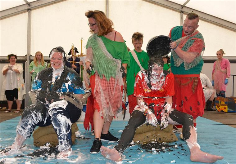 Drei Tage Party in Dorum - Veranstalter zufrieden mit Strandfest Die traditionelle Wattentaufe auf der Bühne im Festzelt ließen sich rund 200 Einheimische und Urlauber nicht entgehen.