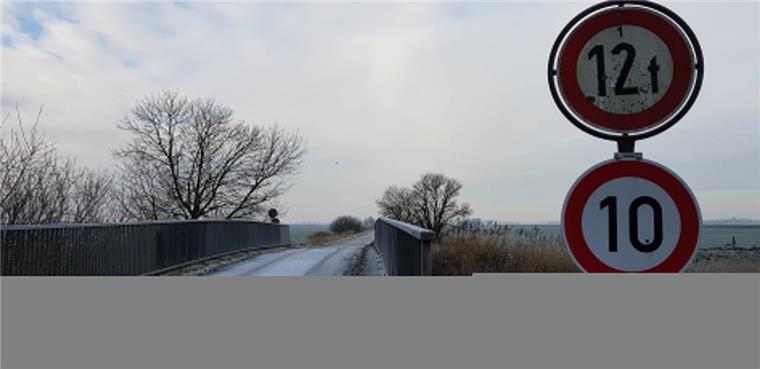 Wremen: 1,5 Millionen Euro für zwei Brücken im Nirgendwo Die Traglast dieser Brücke über den Grauwall-Kanal am Misselwardener Specken bei Wremen ist für den landwirtschaftlichen Schwerlastverkehr nicht ausgelegt. Sie muss ersetzt werden.