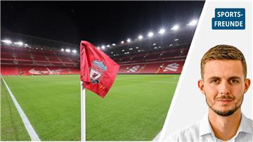 Eine rote Eckfahne in einem Stadion.
