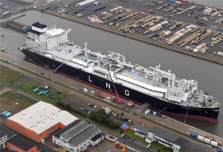 Riesiges Gas-Terminal liegt bei Lloyd im Kaiserhafen Lloyd Werft Ankunft LNG- Tanker.