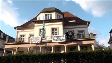 Die Transparente trugen die Aufschriften „Knast statt Hilfe, Knüppel statt Schutz - ihr seid das Problem, nicht der „Flüchtlingsfluss““ und „Friedrich von Hindenburg“.