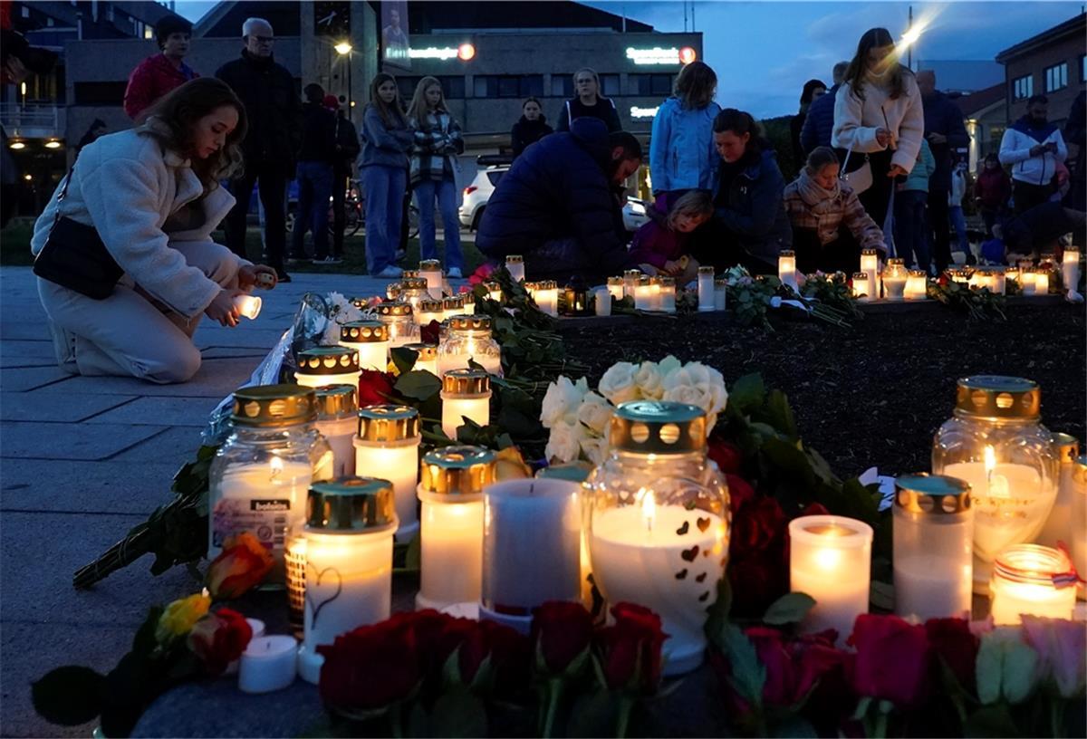Gewalttat in Norwegen: Täter nicht zurechnungsfähig? Personen zünden Kerzen an in Gedenken an die Opfer. Nach der Gewalttat mit fünf Toten in der norwegischen Kleinstadt Kongsberg kann die Polizei einen terroristischen Hintergrund nicht ausschließen.