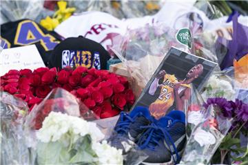 Die Trauer über den Tod von Kobe Bryant ist groß. Hier liegen Blumen, Trikots und Bilder am Eingang der Bryant-Sporthalle an der Lower Merion High School.