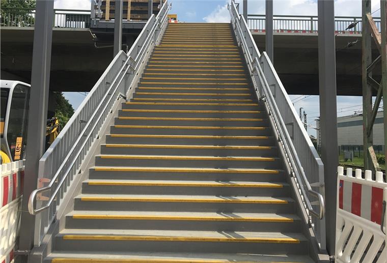 Bahnhof Wulsdorf: Neue Treppe führt zum Bahnsteig Die Treppe zum Bahnsteig in Bremerhaven-Wulsdorf hat rutschfeste Stufen.
