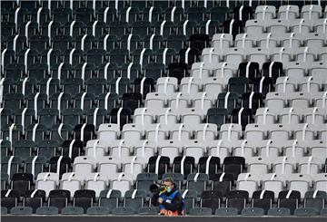 Die Tribünen in Fußballstadien werden weiterhin leer bleiben, aber der Profisport wird vorerst weitergehen. 