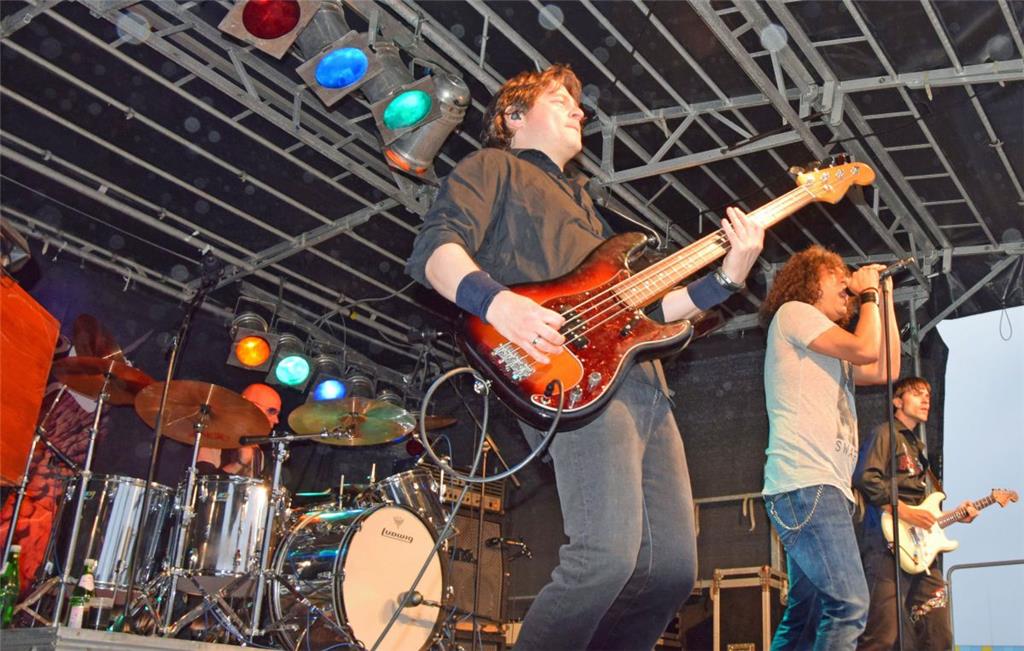 Die Tribute-Band Demons Eye beim Musiksommer im  Schaufenster Fischereihafen. Fo...