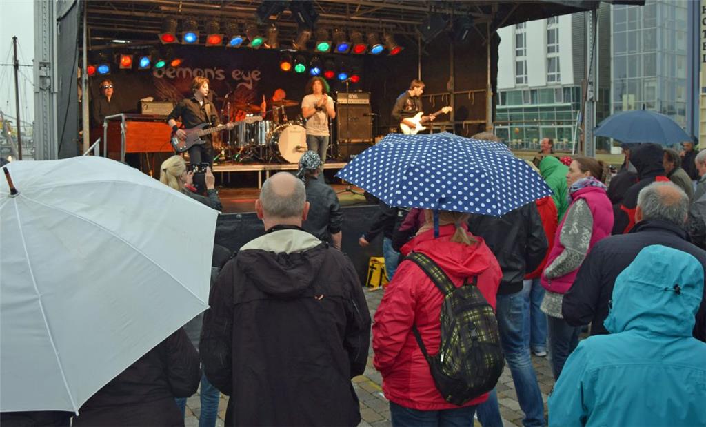 Die Tribute-Band Demons Eye beim Musiksommer im  Schaufenster Fischereihafen. Fo...