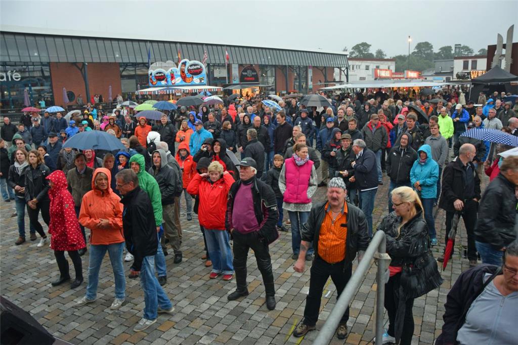 Die Tribute-Band Demons Eye beim Musiksommer im  Schaufenster Fischereihafen. Fo...