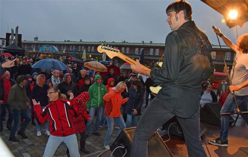 Die Tribute-Band Demons Eye beim Musiksommer im  Schaufenster Fischereihafen. Fo...
