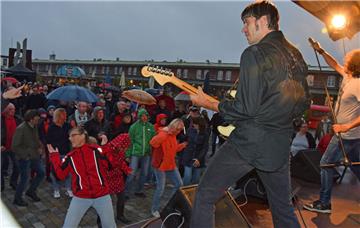 Die Tribute-Band Demons Eye beim Musiksommer im  Schaufenster Fischereihafen. Fo...