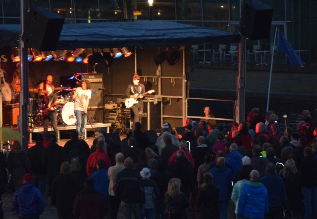 Die Tribute-Band Demons Eye beim Musiksommer im  Schaufenster Fischereihafen. Fo...