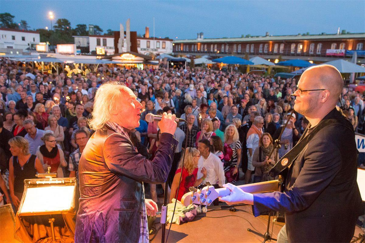 Die Tribute-Band Journeymen kommt wieder nach Bremerhaven. Am 8. Juni tritt sie beim Musiksommer auf. Beim letzten Musiksommerabend im September 2014 begeisterte sie das Publikum im Schaufenster mit Hits von Eric Clapton. 