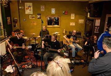 Die Tribute-Band Love Buzz.