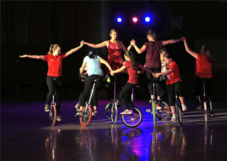 Einradgirls glänzen bei Gala in Zeven Die Truppe „Hipp-Hipp-Hurrad“ des TSV Winsen präsentierte zum Soundtrack von James Bond eine spektakuläre Choreografie.
