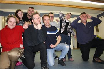 Die Truppe von Crazy Impro freut sich auf ihren Auftritt im TiF. Manche improvisieren fürs Foto eine kuriose Figur.