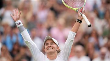 Die Tschechin Barbora Krejcikova jubelt nach ihrem Finaleinzug.