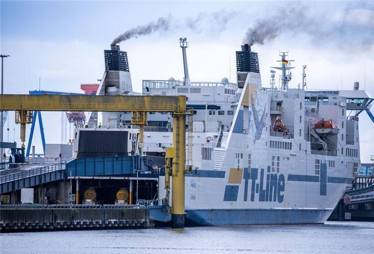 Ostsee-Fähre „Akka“ verchartert: TT-Line-Schiff fährt bald in der Adria PRODUKTION - Das Fährschiff «Akka» der Reederei TT-Line wird in Rostock für die Überfahrt ins schwedische Trelleborg beladen. Foto: Jens Büttner/dpa