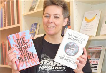 Die Tücken des Internets studiert Nicole Steffens (Buchhandlung Mausbuch) in ihrem Lieblingsbuch.