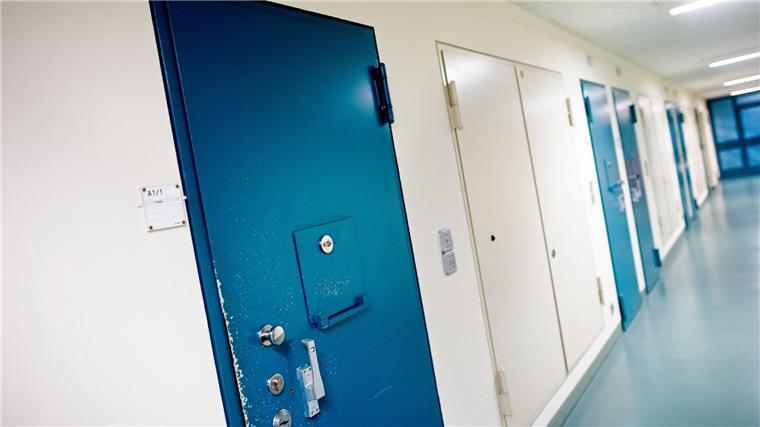 Etwas weniger Betäubungsmittel in Gefängnissen entdeckt Die Tür einer Gefängniszelle der Justizvollzugsanstalt (JVA) ist verschlossen.