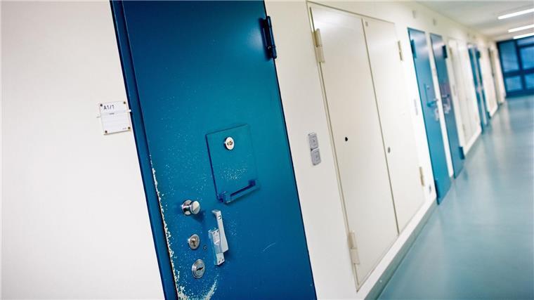 Mehr tätliche Angriffe auf Justizvollzugsbedienstete Die Tür einer Gefängniszelle der Justizvollzugsanstalt (JVA) ist verschlossen.