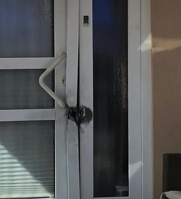Die Tür zum Wohnhaus wurde aufgesprengt.