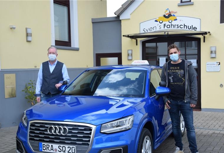 Die Türen bleiben zu: Silvio Adamietz (rechts) benötigt dringend einen Führerschein, um einen neuen Job antreten zu können. Doch Fahrlehrer Sven Nungesser darf wie alle Fahrlehrer in Niedersachsen weiterhin keinen praktischen Unterricht anbieten.
