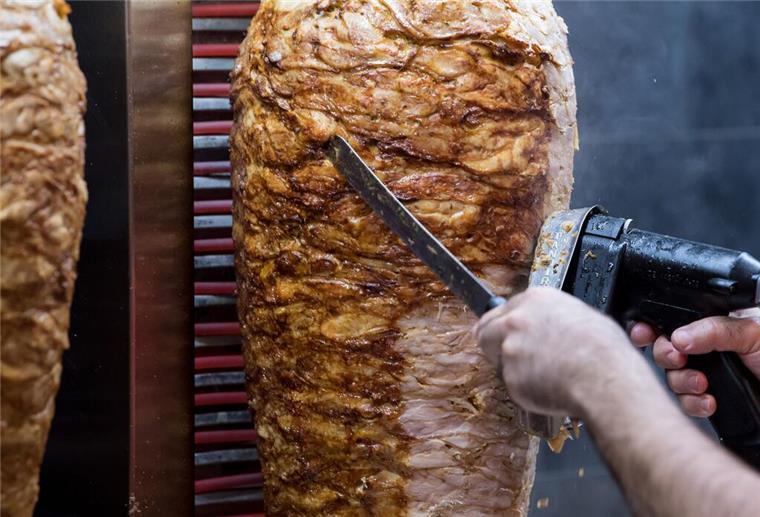 Kebab-Streit in Brüssel: EU prüft Antrag auf einheitliche Döner-Standards Dönerspieße drehen sich in einem Imbiss.