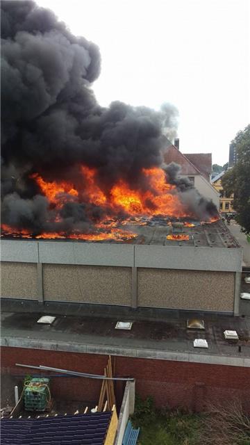 Die Turnhalle an der Fichteschule in Wulsdorf steht in Flammen.