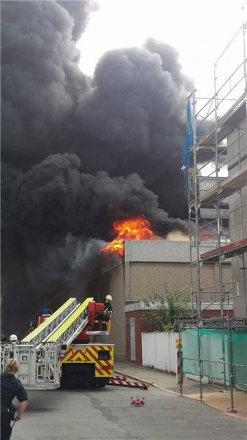 Die Turnhalle an der Fichteschule in Wulsdorf steht in Flammen.
