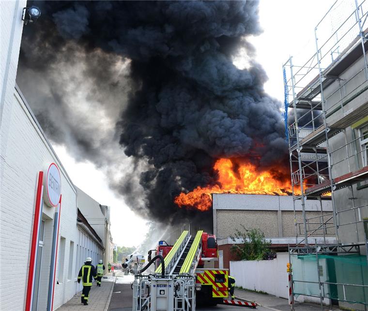 Feuer an der Fichteschule: Turnhalle beschlagnahmt Die Turnhalle der Fichteschule in Wulsdorf hat am Dienstag lichterloh gebrannt.