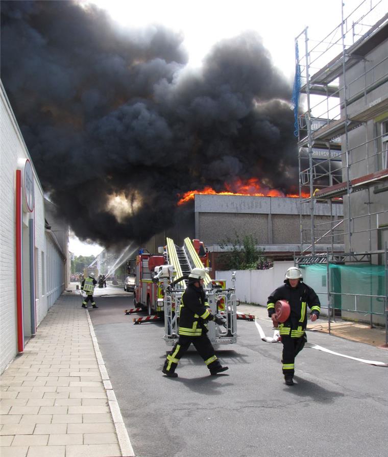 Die Turnhalle der Fichteschule in Wulsdorf ist bei einem Brand am 26. Juli 2016 bis auf die Grundmauern niedergebrannt.. 
