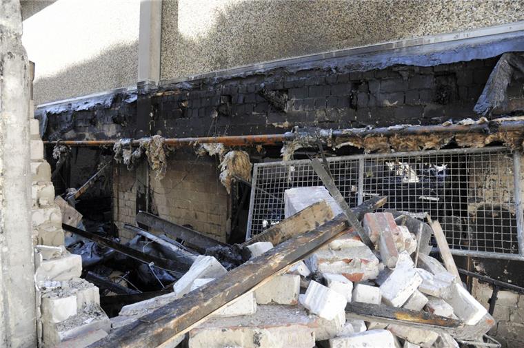 Fichteschule: Der Unterrichtsstart scheint nicht in Gefahr Die Turnhalle der Fichteschule in Wulsdorf ist nach dem Brand schwer beschädigt.