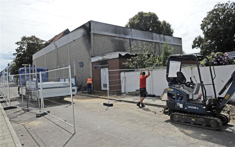 Fichteschule bleibt nach Feuer zunächst geschlossen Die Turnhalle der Fichteschule muss abgerissen werden. Im Hauptgebäude stehen Reinigungsarbeiten an. Der Unterricht am Donnerstag und Freitag fällt aus.