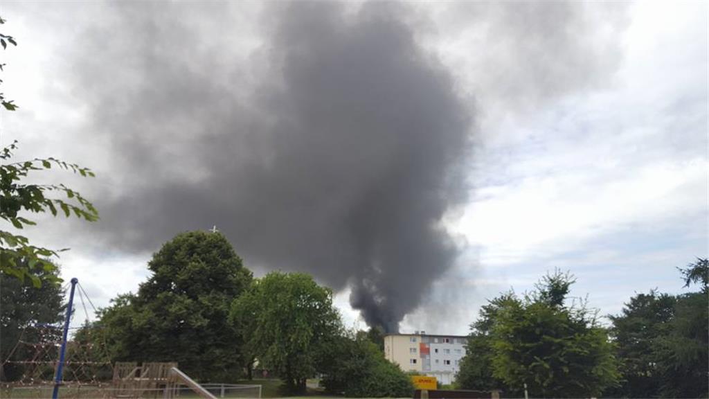 Die Turnhalle der Fichteschule steht in Flammen.