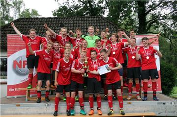 Die U19-Kicker der JSG Ummel bejubeln den Pokalsieg.