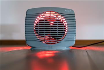 Ein elektrischer Heizlüfter steht in einem Wohnraum