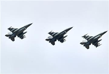 Drei Kampfjets vom Typ F16 aus den USA 