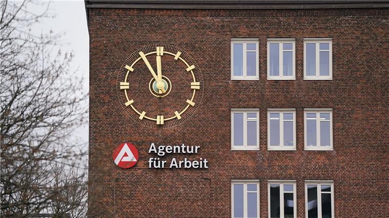 Arbeitslosenzahlen in Niedersachsen und Bremen steigen an Die Uhr an der Fassade der Agentur für Arbeit zeigt fünf Minuten vor Zwölf an.