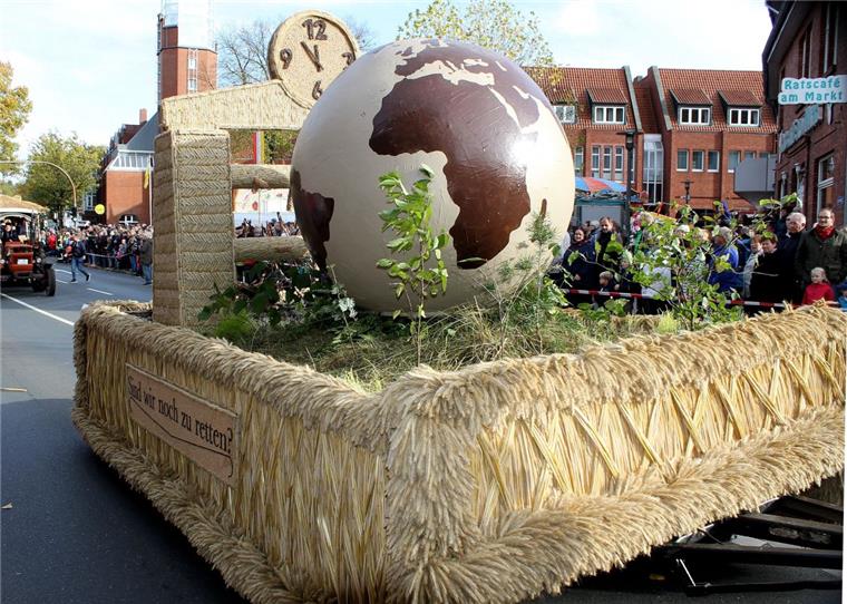Erntewagenparade in Zeven mit Tiefgang und schönen Wagen Die Uhrzeiger stehen unerbittlich auf fünf vor zwölf. „Sind wir noch zu retten“: Mit diesem weltbewegenden Motto einer drohenden Klimakatastrophe überzeugte die Landjugend Wense auch die Jury. Lohn der Bemühungen war der erste Platz in der Kategorie „Themenwagen“.