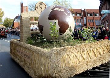 Die Uhrzeiger stehen unerbittlich auf fünf vor zwölf. „Sind wir noch zu retten“: Mit diesem weltbewegenden Motto einer drohenden Klimakatastrophe überzeugte die Landjugend Wense auch die Jury. Lohn der Bemühungen war der erste Platz in der Kategorie „Themenwagen“.  