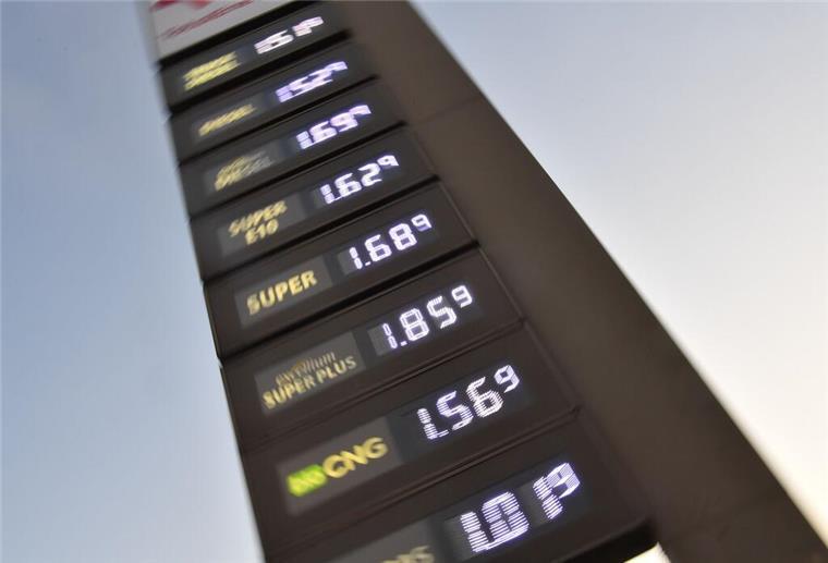 Achtung Autofahrer: Diese Uhrzeiten sparen beim Tanken bares Geld Die Uhrzeit macht den Unterschied: Die Spritpreise schwanken je nach Uhrzeit um mehrere Cent.